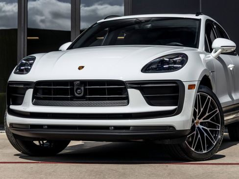 Certified 2026 Porsche Macan AWD/4WD image 7