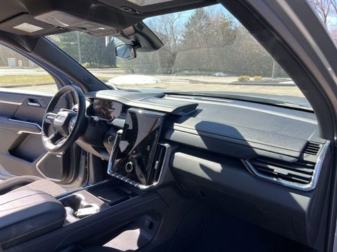 Used 2025 GMC Acadia Elevation image 30