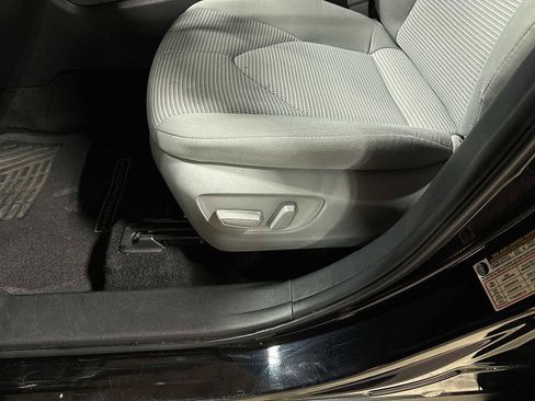 Used 2024 Toyota Highlander LE AWD/4WD image 24