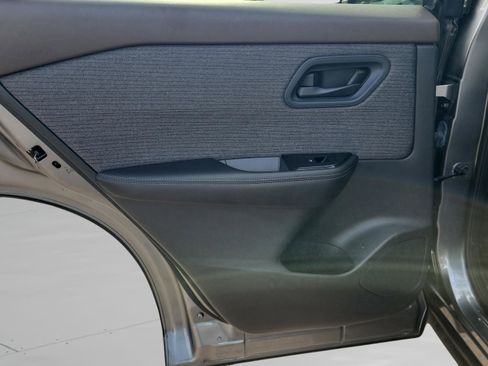 Used 2021 Nissan Rogue S image 11