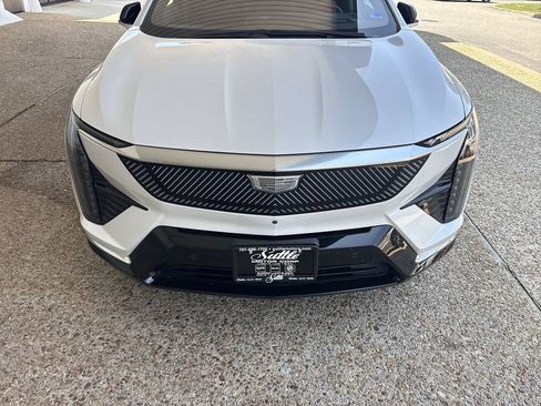 Certified 2025 Cadillac Optiq Luxury 2 w/ LPO, Floor Liner Package AWD/4WD image 31