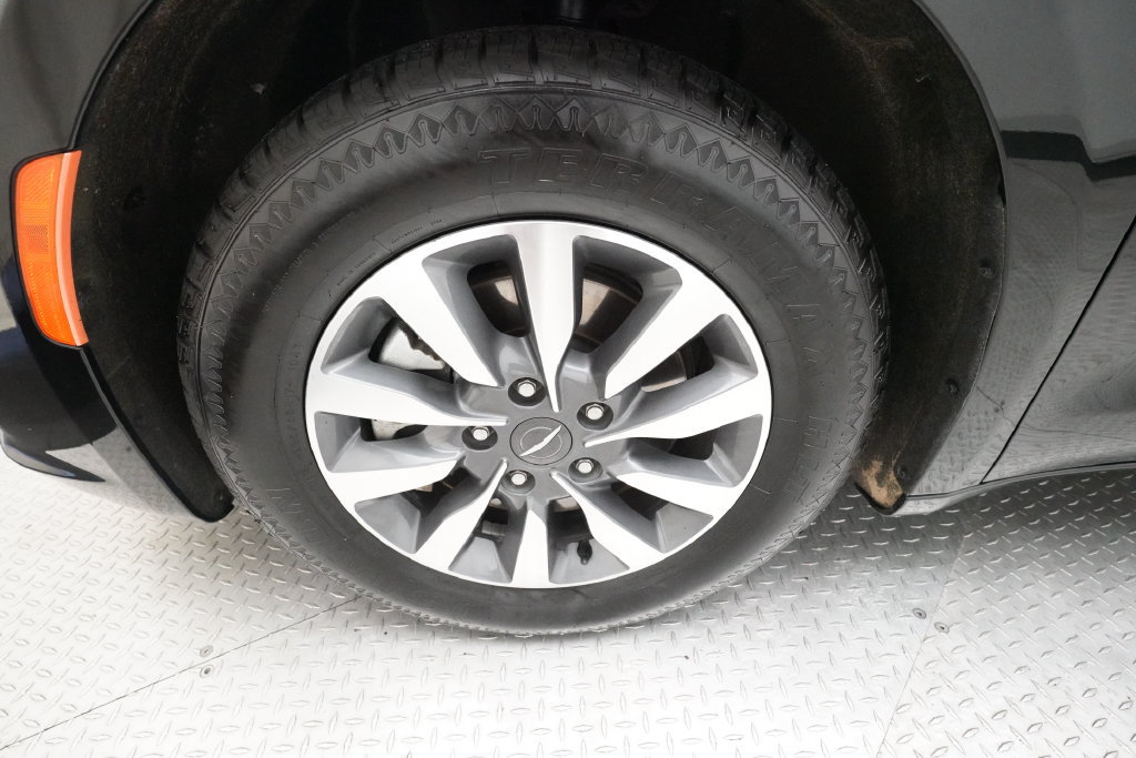 Used 2024 Chrysler Pacifica Limited FWD image 25