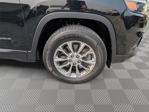 Used 2019 Jeep Cherokee Latitude Plus w/ Comfort/Convenience Group AWD/4WD image 9