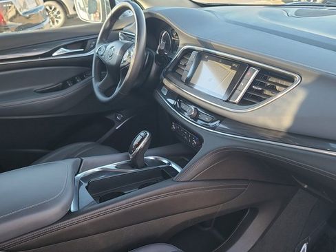 Used 2018 Buick Enclave Essence image 10