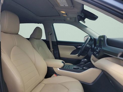 Used 2023 Toyota Highlander XLE image 18