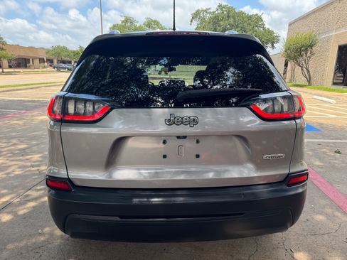 Used 2020 Jeep Cherokee Latitude FWD image 4