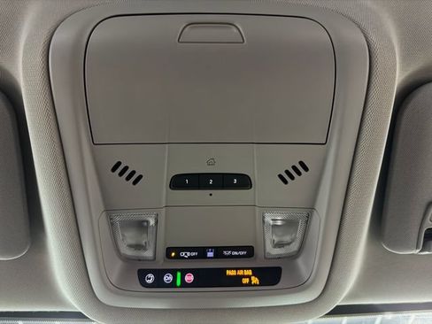 Used 2023 GMC Acadia SLT FWD image 25