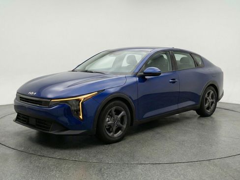 Used 2025 Kia K4 LXS image 2
