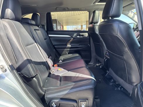 Used 2019 Toyota Highlander XLE image 30