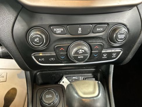 Used 2017 Jeep Cherokee Limited AWD/4WD image 16