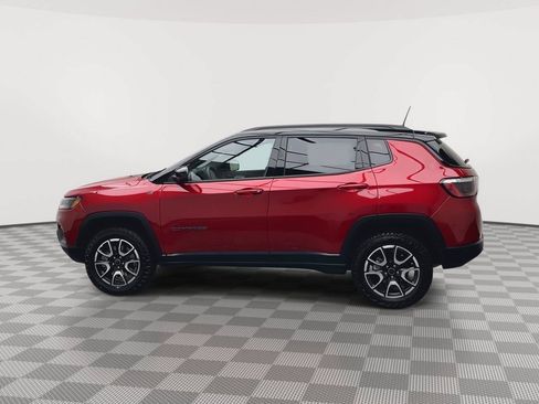 Used 2025 Jeep Compass Trailhawk AWD/4WD image 31