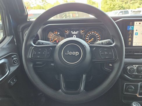 Used 2025 Jeep Gladiator Sport AWD/4WD image 16