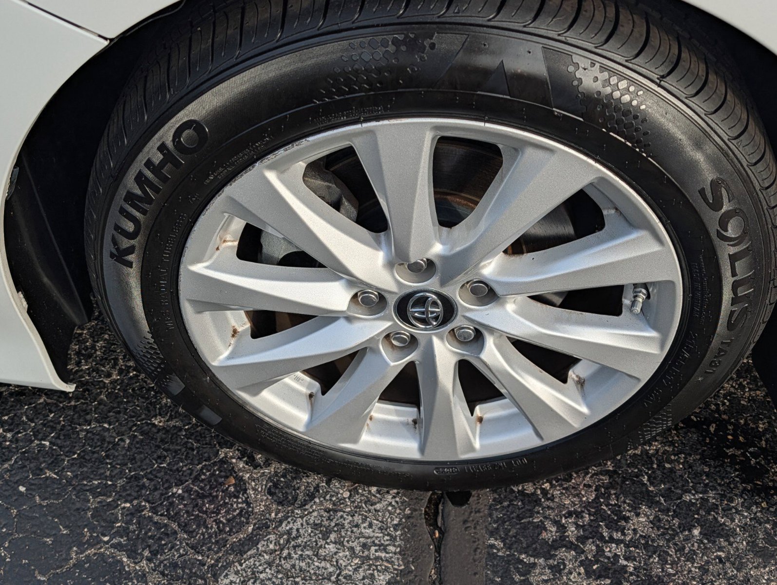 Used 2018 Toyota Camry LE FWD image 16