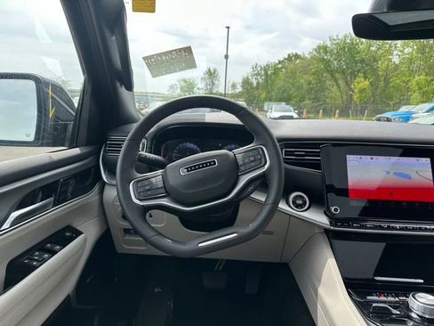 Used 2025 Jeep Wagoneer 4WD w/ Premium Group I image 18