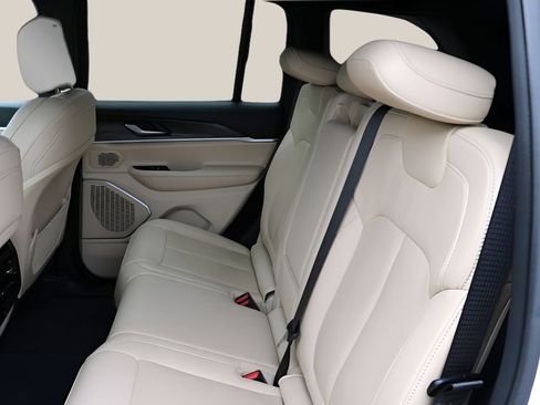 Used 2023 Jeep Grand Cherokee Limited w/ Trailer Tow Prep Group (B) AWD/4WD image 15
