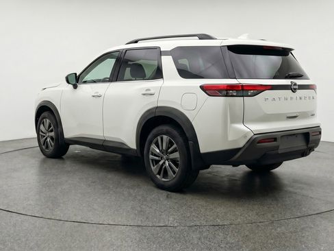 Used 2025 Nissan Pathfinder SV image 6