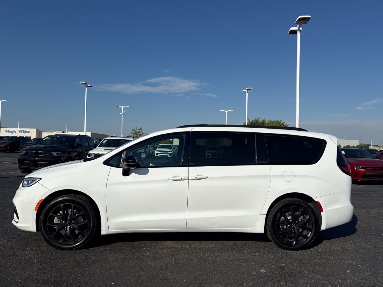 Used 2023 Chrysler Pacifica Limited w/ S Appearance Package AWD/4WD image 5
