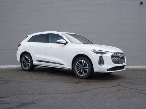 Certified 2025 Audi Q5 Premium w/ Convenience Package image 9