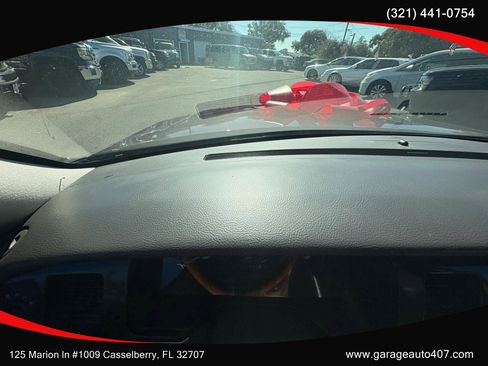 Used 2010 Lincoln Town Car Signature Limited image 16