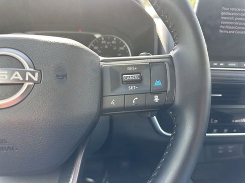 Used 2025 Nissan Rogue SV image 15