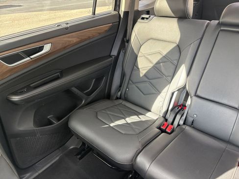 Used 2025 Volkswagen Atlas SE image 37