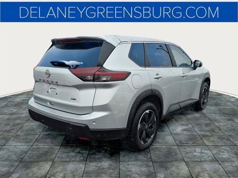 Used 2025 Nissan Rogue SV image 3