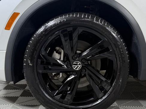 Used 2023 Volkswagen Tiguan SE R-Line image 9