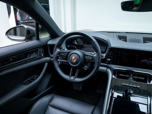 Used 2024 Porsche Panamera RWD image 11