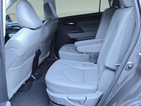 Certified 2023 Toyota Highlander XLE image 10