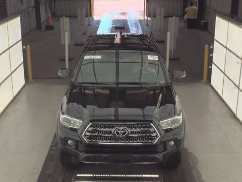 Used 2017 Toyota Tacoma TRD Off-Road w/ Tow Package (A/T) image 1