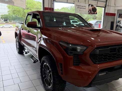 Used 2025 Toyota Tacoma TRD Sport AWD/4WD image 3