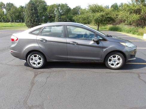 Used 2014 Ford Fiesta SE FWD image 2