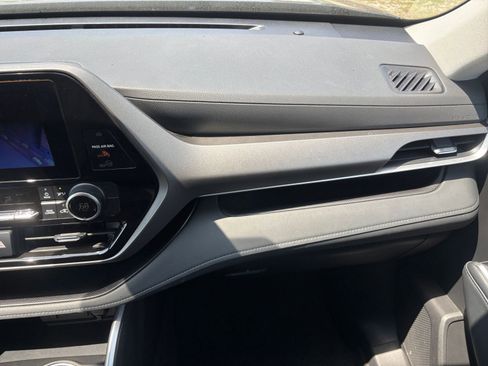 Used 2025 Toyota Highlander LE FWD image 38