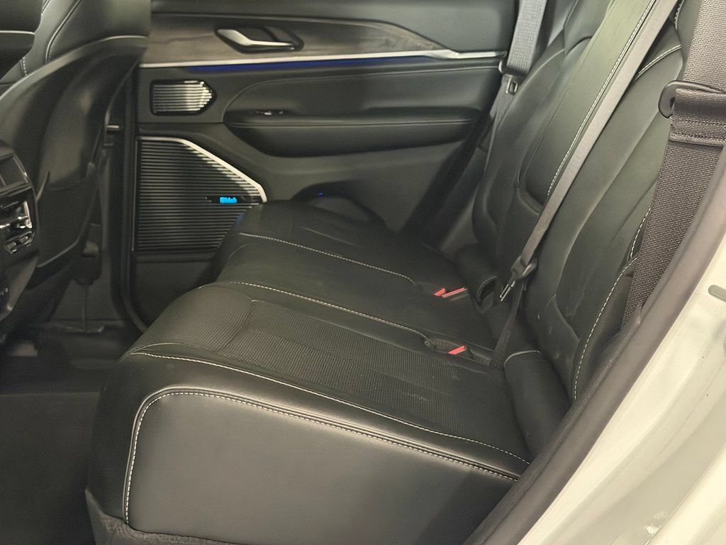 Used 2023 Jeep Grand Cherokee Overland AWD/4WD image 24