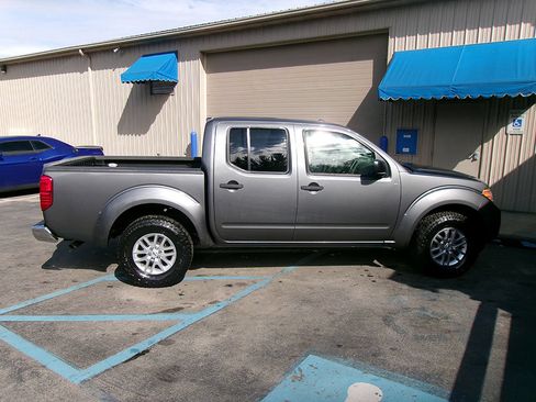 Used 2017 Nissan Frontier SV AWD/4WD image 6