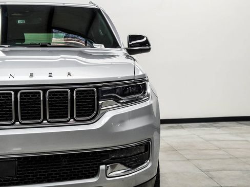 Used 2024 Jeep Wagoneer L Series II AWD/4WD image 4