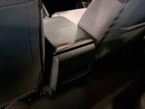 Used 2025 Nissan Frontier SV image 28