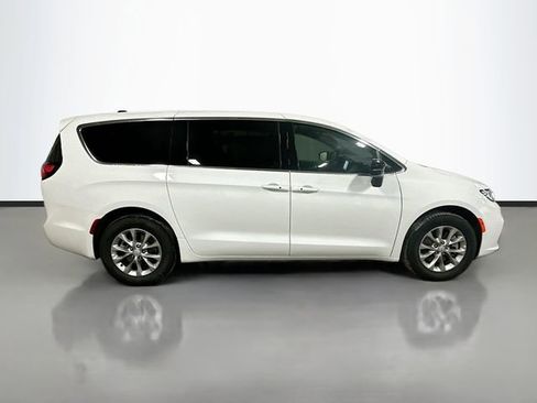 New 2026 Chrysler Pacifica Select image 5