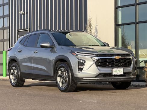 Used 2024 Chevrolet Trax LT w/ Sunroof Package image 4