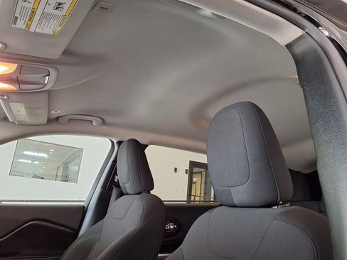 Used 2019 Jeep Cherokee Latitude w/ Popular Appearance Group FWD image 13