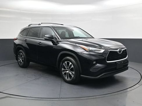 Used 2023 Toyota Highlander XLE AWD/4WD image 2