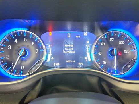 Used 2023 Chrysler Pacifica Touring-L FWD image 17
