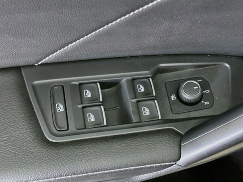 Used 2022 Volkswagen Tiguan SE FWD image 15