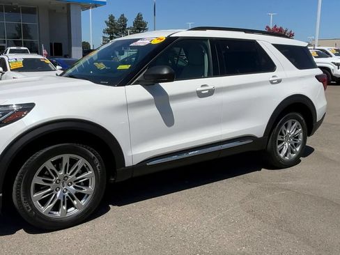 Used 2025 Ford Explorer Active w/ Active Comfort Package AWD/4WD image 3