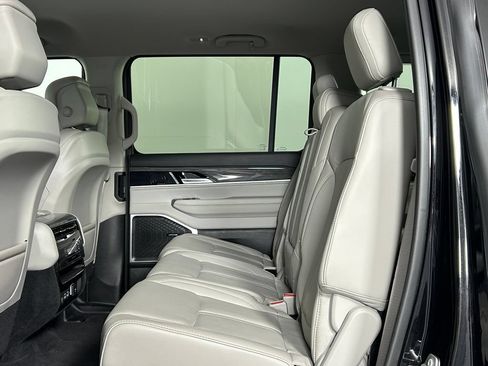 Used 2022 Jeep Wagoneer Series III AWD/4WD image 19