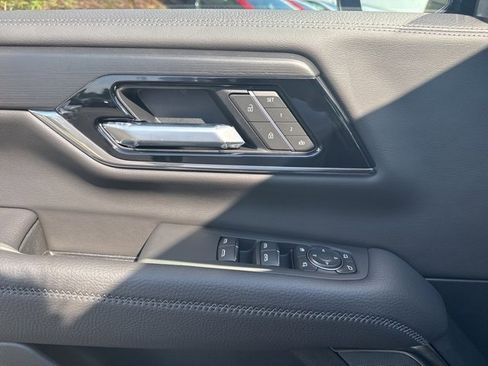 New 2025 GMC Yukon XL Denali w/ Denali Reserve Package image 10