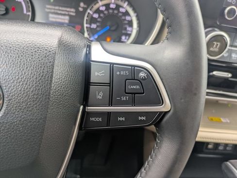 Used 2024 Toyota Highlander XLE AWD/4WD image 22