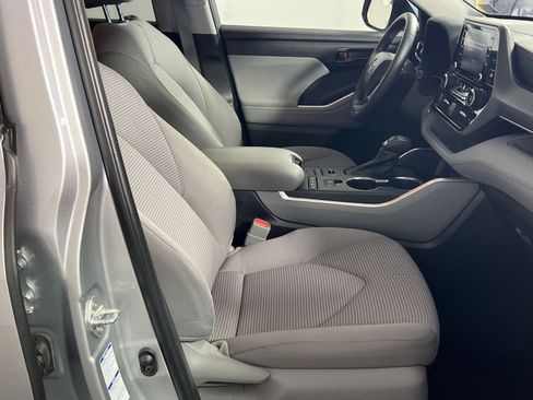 Used 2022 Toyota Highlander LE image 29