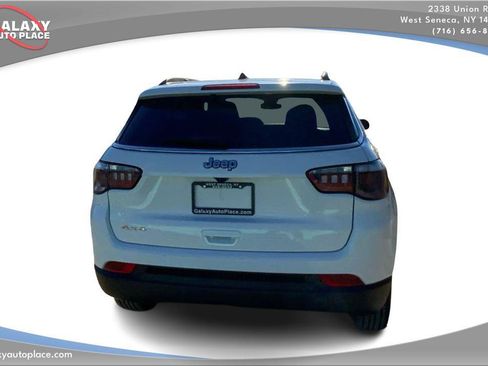 Used 2024 Jeep Compass Latitude AWD/4WD image 6