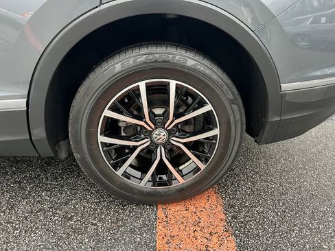 Used 2021 Volkswagen Tiguan SE w/ Panoramic Sunroof Package image 38